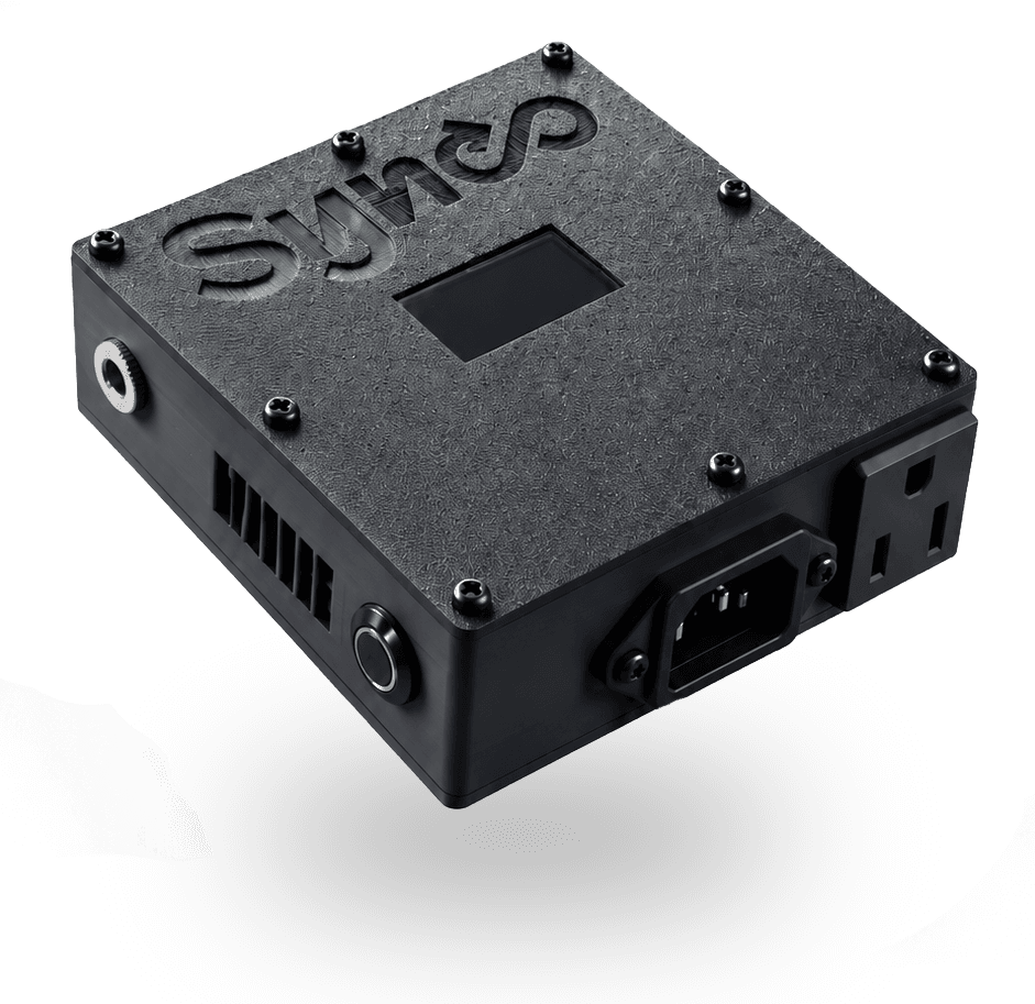 El dispositivo Synco: una caja negra compacta con el logo en relieve, entrada y salida de corriente y un botón de encendido